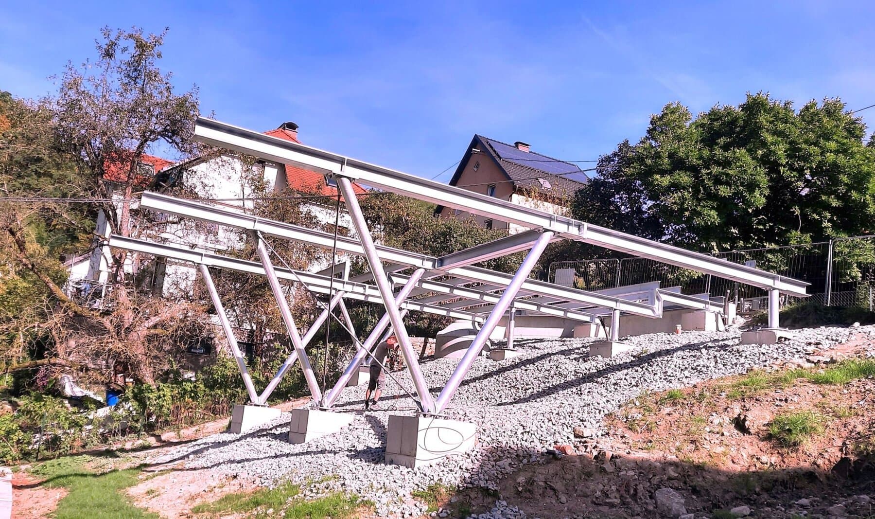 Weiße Stahlbrücke bzw. Überdachung im Grünen