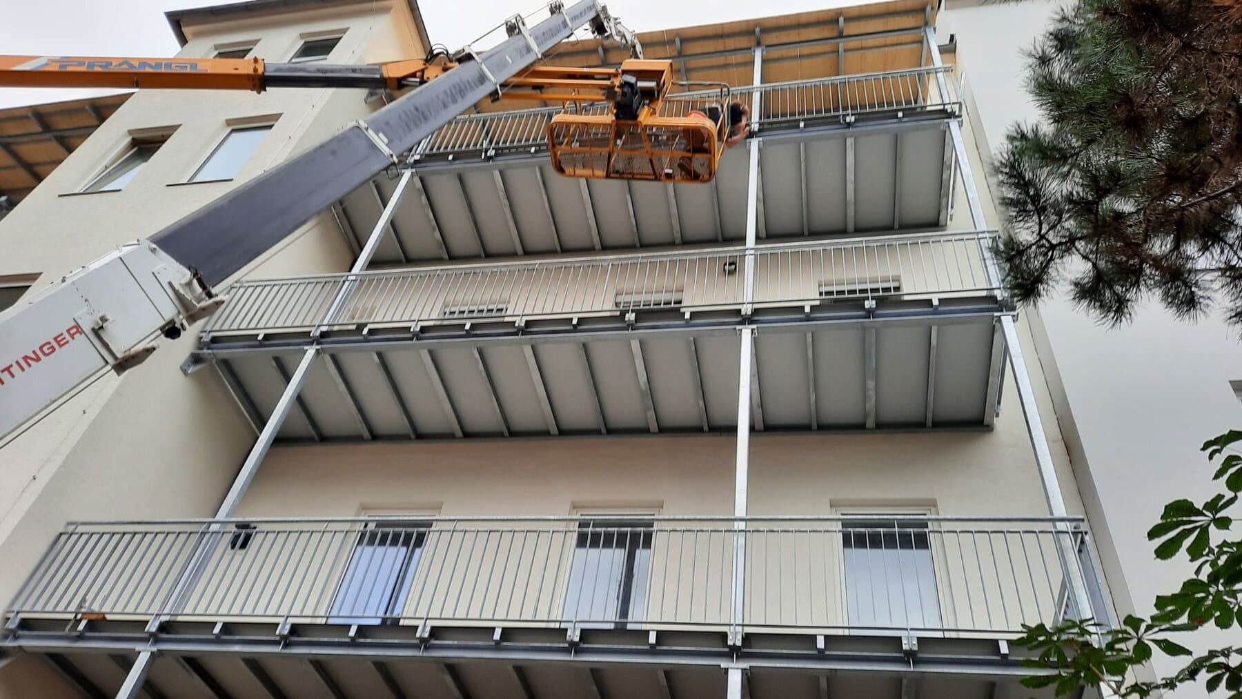 Balkone mit Stahlgeländern bei der Kranmontage