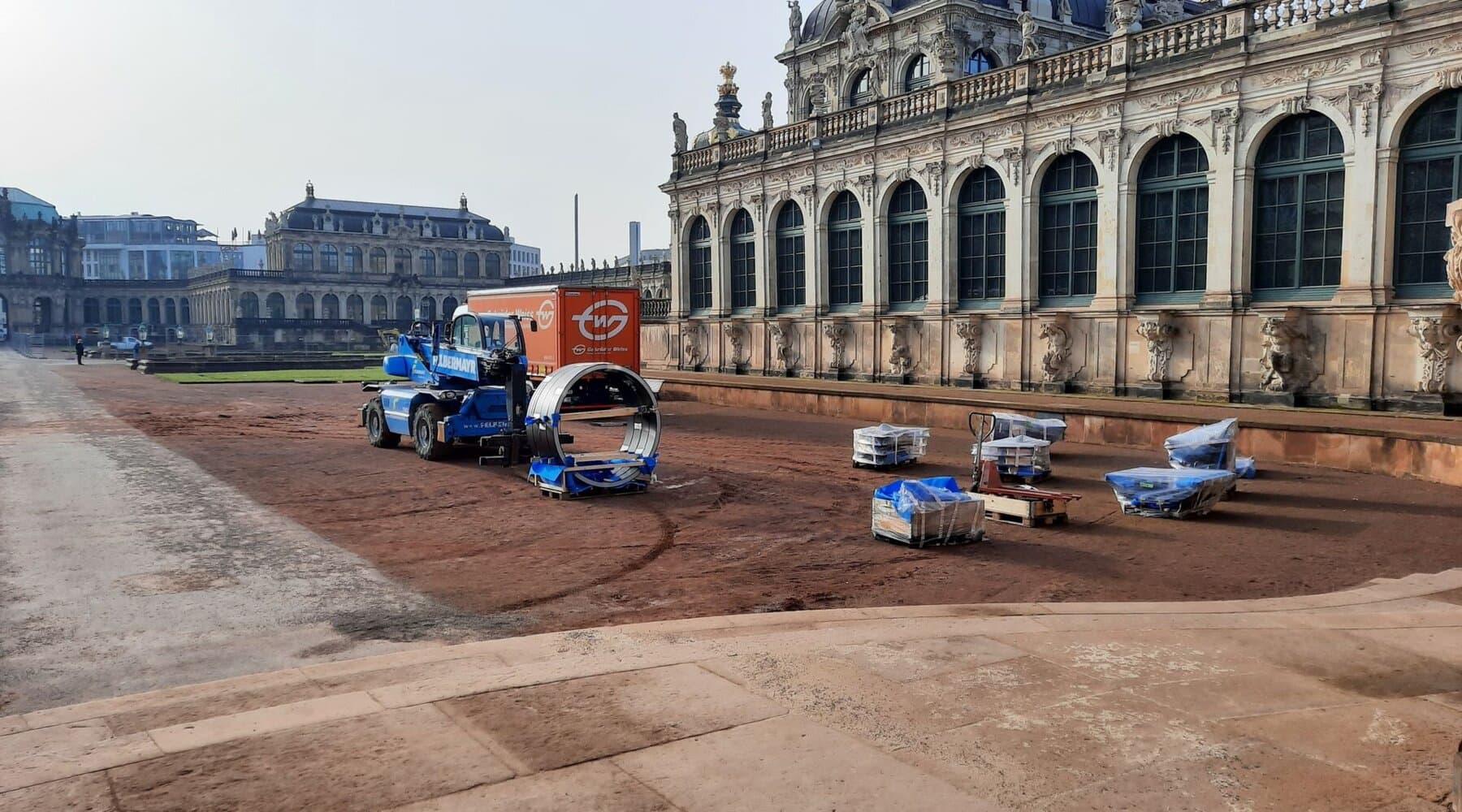 Baustelle vor dem Zwinger Dresden mit Montagefahrzeug